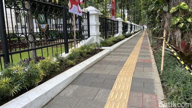 Trotoar Gedung Sate Bandung yang sudah diperbaiki.