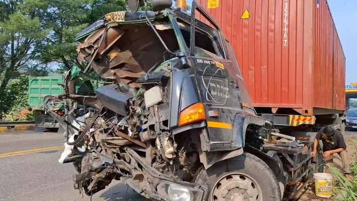 Truk ancur usai alami kecelakaan.