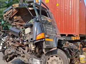 Truk Muatan Benang Tabrak Truk di Tol Cipularang, 1 Orang Tewas