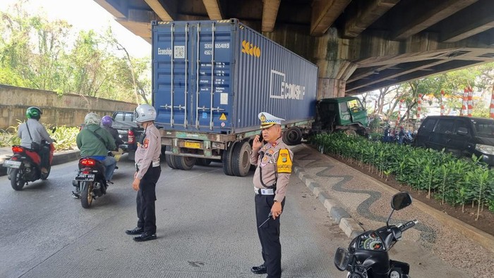 Truk pecah ban hingga menabrak dua orang pengendara motor di Jalan Lodan Raya, Pademangan, Jakut, pada Rabu (2/10/2024) siang.