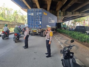 Truk Trailer Pecah Ban di Jakut lalu Tabrak 2 Pengendara Motor