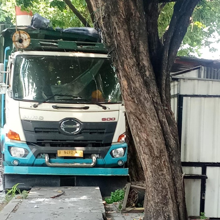 Truk tabrak warung di Gresik
