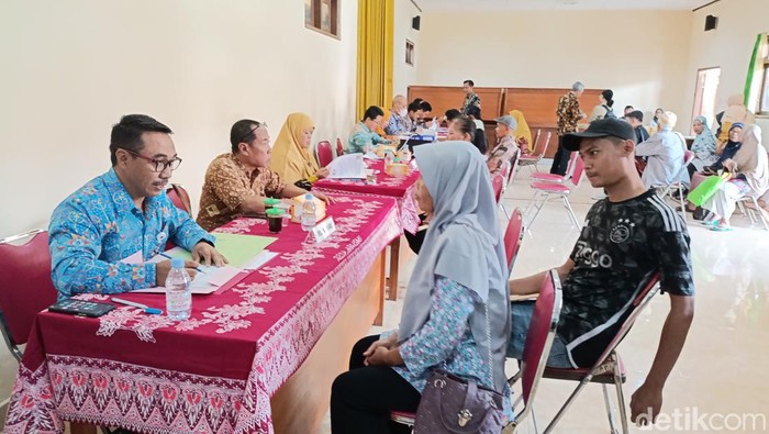 Suasana pembayaran tol Jogja-Solo-YIA Seksi 3 di Kantor Kalurahan Argosari, Sedayu, Bantul, Rabu (2/10/2024).