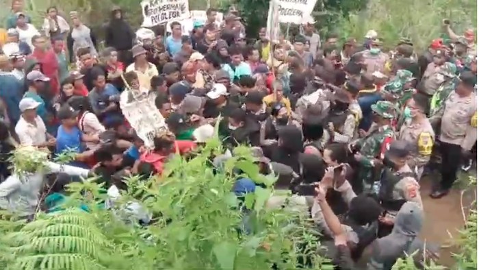Unjuk rasa masyarakat adat Poco Leok di Manggarai, NTT, berujung ricuh, Rabu (2/10/2024).