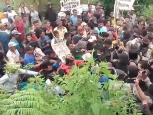 Pemred Floresa Diduga Dianiaya Polisi Saat Liput Demo Warga Poco Leok