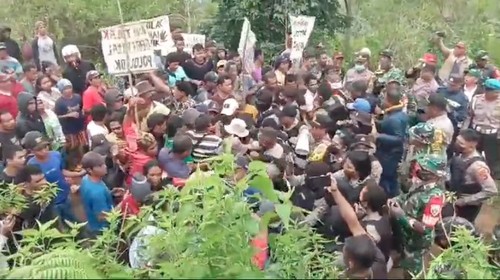 Unjuk rasa masyarakat adat Poco Leok di Manggarai, NTT, berujung ricuh, Rabu (2/10/2024).