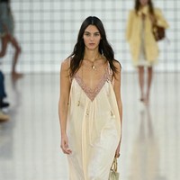 Vittoria Ceretti, yang berusia 26 tahun pada 7 Juni 2024, telah menjalin hubungan dengan Leonardo DiCaprio sejak Agustus 2023. Hubungan cinta mereka dikonfirmasi setelah beberapa kali terlihat bersama, termasuk saat kencan di klub di Ibiza dan berjalan-jalan santai di Santa Barbara, California. Foto: AFP