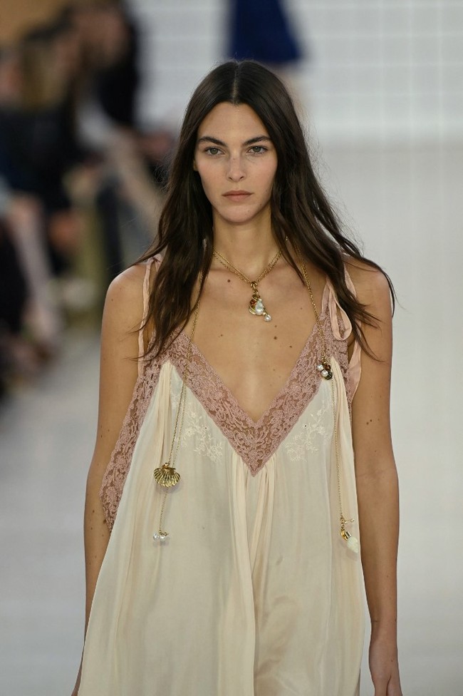 Kiprah Vittoria Ceretti di pekan mode berlanjut ke Paris Fashion Week 2024. Model dengan tinggi badan 176 cm itu tampil memeragakan koleksi Chloe Spring/Summer 2025. Foto: AFP