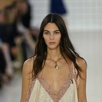Kiprah Vittoria Ceretti di pekan mode berlanjut ke Paris Fashion Week 2024. Model dengan tinggi badan 176 cm itu tampil memeragakan koleksi Chloe Spring/Summer 2025. Foto: AFP
