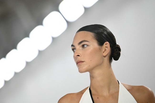 Saat kekasihnya tampil di Paris Fashion Week atau Milan Fashion Week, Leonardo DiCaprio tak terlihat di kursi penonton. Namun Daily Mail mengabarkan, Leonardo menghabiskan waktu bersama Vittoria di Milan. Foto: AFP