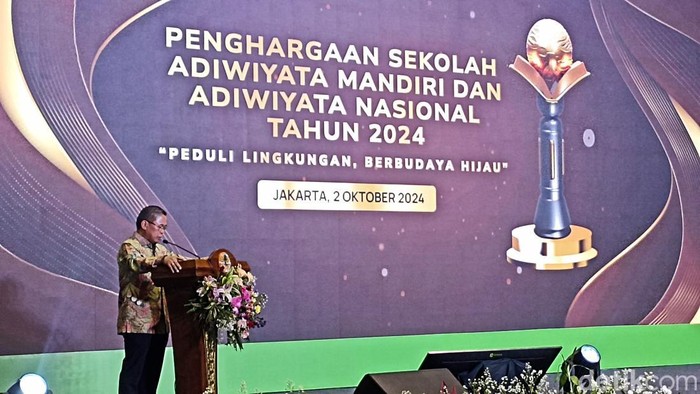 Wakil Menteri LHK Alue Dohong dalam acara Penghargaan Sekolah Adiwiyata Mandiri dan Adiwiyata Nasional Tahun 2024 di Gedung Manggala Wanabakti, Jakarta Pusat pada Rabu (2/10/2024). Foto: Desi/detikcom