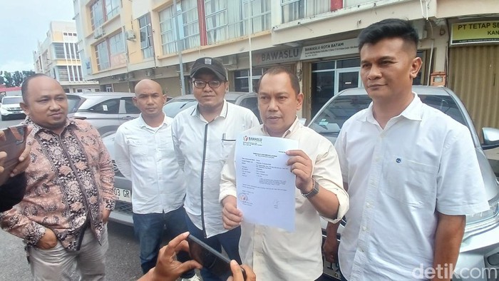 Warga melaporkan oknum Lurah Sei Pelunggut, Sagulung, ke Bawaslu Batam. (Alamudin Hamapu/detikSumut)