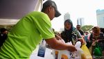 Warga Serbu Sembako Murah di Mampang Prapatan