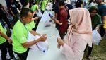 Warga Serbu Sembako Murah di Mampang Prapatan