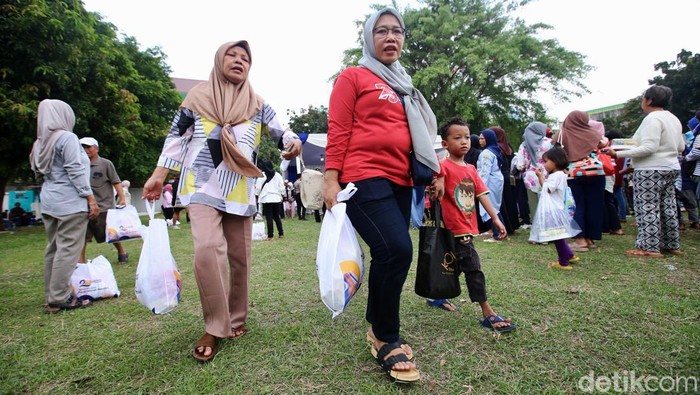 Sejumlah warga prasejahtera mengantre sembako murah di kawasan Mampang Prapatan, Jakarta pada Rabu (2/10).