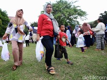 Warga Serbu Sembako Murah di Mampang Prapatan