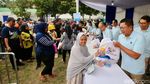 Warga Serbu Sembako Murah di Mampang Prapatan