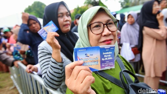 Sejumlah warga prasejahtera mengantre sembako murah di kawasan Mampang Prapatan, Jakarta pada Rabu (2/10).