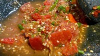 Sambal andalan di sini, sambal granat. Racikannya terdiri dari cabai rawit merah, cabai rawit hijau, tomat merah, jeruk limau, penyedap, dan gula pasir.