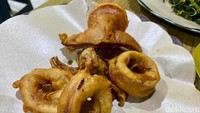 Warung Sambal Atom juga terkenal dengans ajian Cumi Goreng Tepung (Rp 22.000). Cumi utuh dipotong-potong lalu dibalut adonan tepung agak tebal sebelum digoreng.