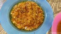 Lalu ada sambal bawang yang pedasnya amat kuat. Jenis sambal matang ini punya rasa khas cabai dan bawang yang sama-sama kuat. Cocok bagi penggemar pedas sejati.