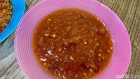 Jika ingin yang agak manis, bisa coba sambal penyet. Rasanya seperti sambal pecel khas Lamongan.
