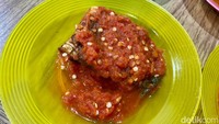 Lauk khas di sini, Iwak Pe Penyet (Rp 12.000) di sini yang disajikan bersama sambal mentah. Iwak pe merupakan ikan pari asap yang populer di Jawa.