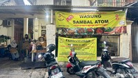 Warung Sambal Atom beralamat di Jalan Tebet Dalam 1 Nomor 3 (Dekat Brawijaya Hospital - Saharjo). Tempat makan ini viral di kalangan pencinta pedas.