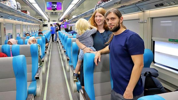 Wisatawan mancanegara menggunakan moda transportasi kereta api di Stasiun Malang.