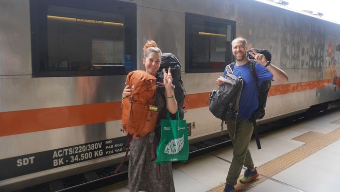Wisatawan mancanegara menggunakan moda transportasi kereta api di Stasiun Malang.