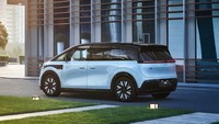 Sekadar informasi, Zeekr Mix adalah minivan berbasis SEA (Sustainable Experience Architecture) dengan dimensi panjang 4.668 mm, lebar 1.995 mm, dan tinggi 1.755 mm. Kalau diperhatikan, dimensinya mirip MPV listrik BYD M6 yang punya panjang 4.710 mm, lebar 1.810 mm, dan tinggi 1.690 mm. Foto: Carnewschina