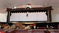 Salah satu panggung yang akan digunakan sebagai penampilan wayang untuk kegiatan besok. Panggung ini terletak di luar perpustakaan UI. (Foto: Muhammad Alfathir/detikEdu)