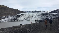 Terletak di Islandia, gletser ini terkenal dengan lanskap es megahnya. Solheimajokull menawarkan pemandangan spektakuler dengan batu es, lembah curam, dan sungai kecil yang mengalir. AP Photo/Sheila Norman-Culp  