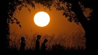 Kota kecil ini mungkin tidak terkenal, tetapi senjanya bisa membuat siapa pun terpesona. Di antara hamparan ladang dan hutan kecil, senja di Shawnee memberikan tampilan langit oranye yang mempesona. AP Photo/Charlie Riedel 