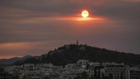 Di ibu kota Yunani, senja menambah keindahan kota yang dipenuhi sejarah ini. Dari puncak Acropolis, senja terlihat membungkus bangunan-bangunan bersejarah dengan semburat merah dan oranye yang mencolok, menciptakan pemandangan tak terlupakan. AP Photo/Petros Giannakouris 