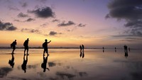Di Pantai Kuta, Bali, senja menghadirkan gradasi warna oranye dan ungu. Pemandangan ini menjadikan Bali sebagai destinasi wajib bagi para pemburu senja. AP Photo/Adam Schreck 