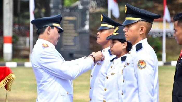 721 Putra-putri Terbaik Bangsa Resmi jadi Praja IPDN Sebanyak 721 putra-putri terbaik bangsa resmi dikukuhkan oleh Rektor Institut Pemerintahan Dalam Negeri sebagai Praja Pratama IPDN Angkatan XXXV Tahun 2024. Begini potretnya.
