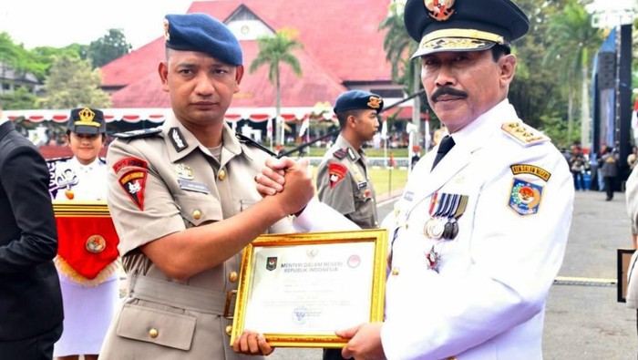 721 Putra-putri Terbaik Bangsa Resmi jadi Praja IPDN Sebanyak 721 putra-putri terbaik bangsa resmi dikukuhkan oleh Rektor Institut Pemerintahan Dalam Negeri sebagai Praja Pratama IPDN Angkatan XXXV Tahun 2024. Begini potretnya.