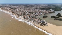 Ratusan rumah di pantai Brasil hancur oleh gelombang pasang Samudra Atlantik yang naik akibat perubahan iklim. Penurunan daratan akibat laut yang semakin cepat terlihat di sepanjang garis pantai Atlantik Brasil yang panjangnya 8.500 km.