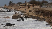Gelombang pasang menyebabkan hancurnya 500 rumah, termasuk runtuhnya bangunan empat lantai di tepi pantai.