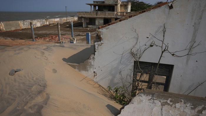 Abrasi Mengancam Masyarakat Pesisir Brasil A drone view shows a destroyed house on the beach in Atafona, Rio de Janeiro state, Brazil, September 17, 2024. REUTERS/Ricardo Moraes