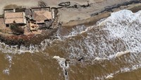 Pemanasan global, dikombinasikan dengan pendangkalan sungai Paraiba yang memungkinkan air laut naik, telah mempercepat abrasi pantai Atafona.