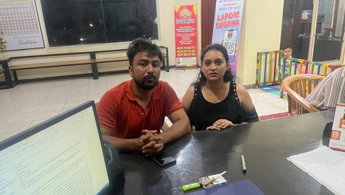 Adoni dan istrinya saat melapor ke Polsek Kuta.