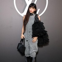 Penampilan Hyein dilengkapi dengan koleksi tas Side Trunk Louis Vuitton seharga $4,200 atau setara Rp 63,9 juta. Sedangkan sepatu boots hitam yang dikenakannya bernilai $1,800 atau sekitar Rp 27,4 juta. Foto: Getty Images
