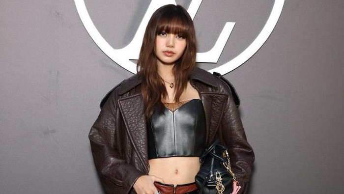 Adu Gaya Lisa BLACKPINK & Hyein NewJeans di Fashion Show Louis Vuitton