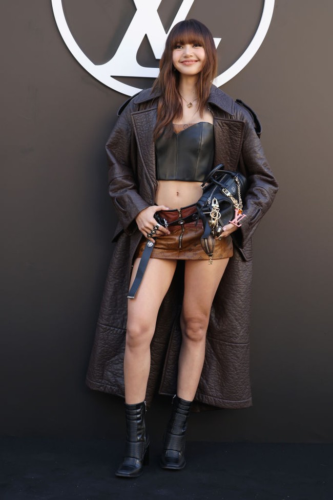 Setelah Juli lalu dinobatkan sebagai brand ambassador Louis Vuitton, Lisa BLACKPINK tentu tak ingin tampil mengecewakan. Coat kulit statement cukup untuk membuatnya jadi pusat perhatian. (Foto: Getty Images)
