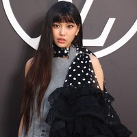 Di usianya yang menginjak 16 tahun, Hyein menuai pujian karena memancarkan aura supermodel. Terlebih Hyein memiliki tinggi badan semampai, mencapai 170 cm. Foto: Getty Images