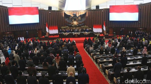 Ketua MPR RI Ahmad Muzani bersama delapan wakilnya resmi dilantik sebagai pimpinan MPR periode 2024-2029. Pelantikan digelar di Gedung Paripurna MPR/DPR/DPD RI, Senayan, Jakarta Pusat, Kamis (3/10/2024).