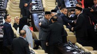 Muzani mendapat ucapan selamat dari para anggota dewan.