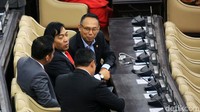 Komeng terlihat berbincang dengan beberapa anggota dewan di sela-sela pelantikan pimpinan MPR.